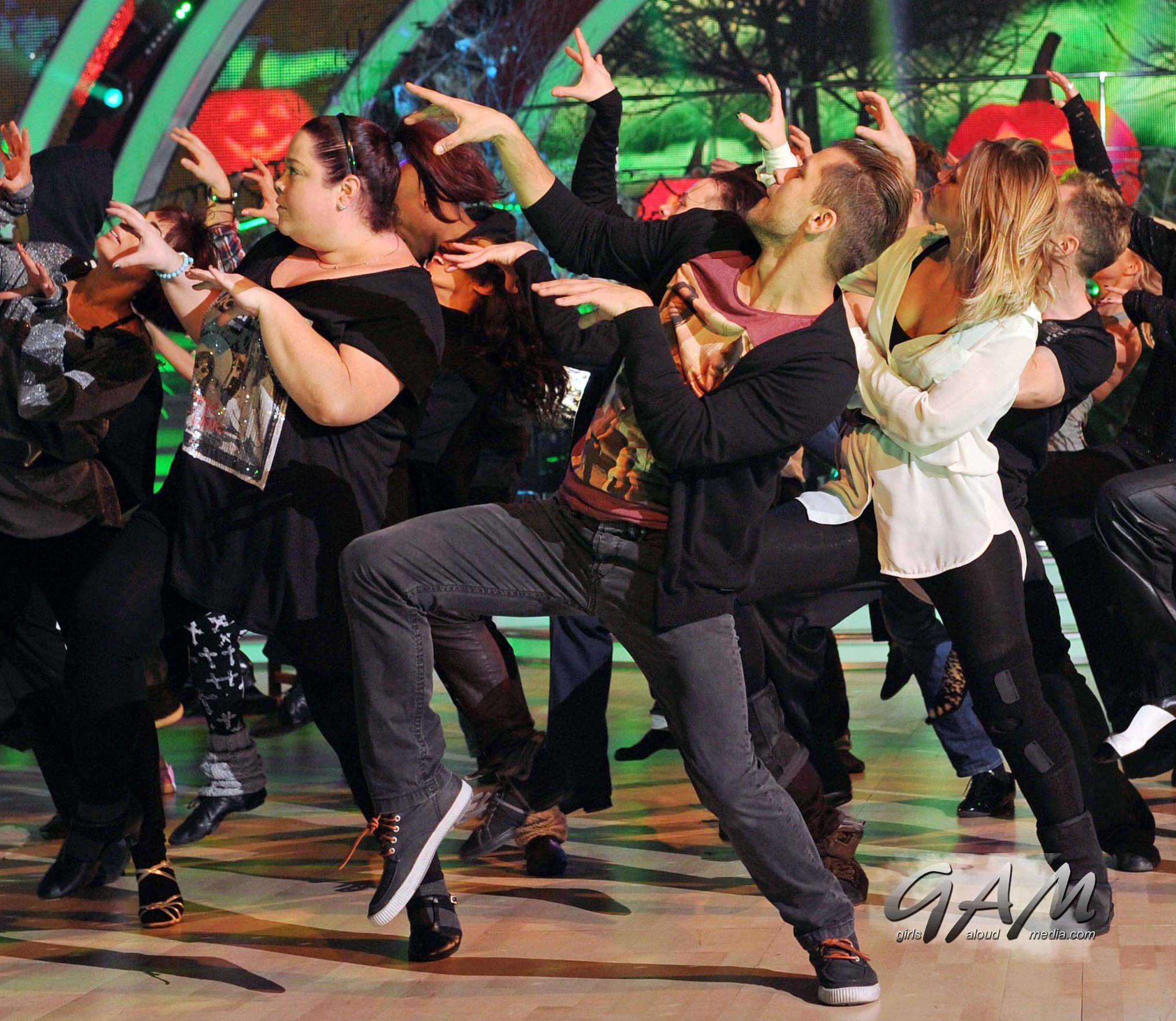 1131013230174_08_Kimberley_Walsh_rehearsing_the__Thriller__dance_routine_24_10_12_28929.jpg